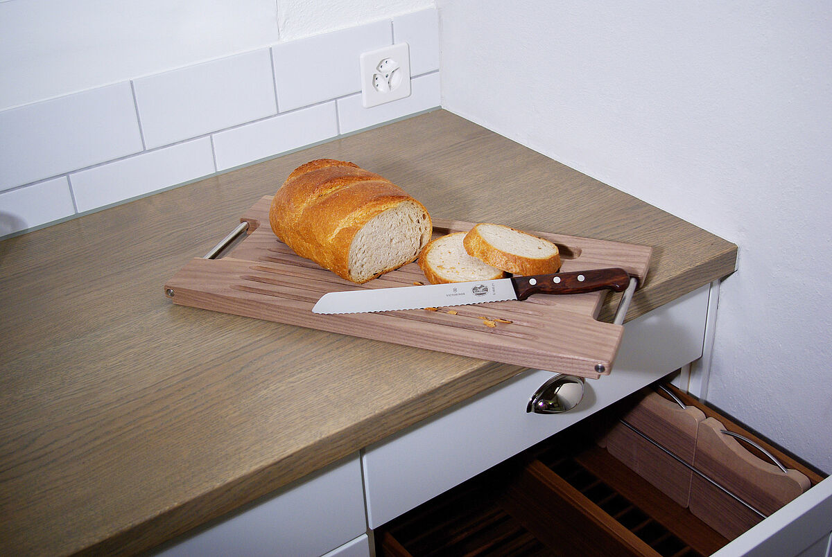 Brotschneidebrett aus rohem Massivholz 